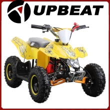 Upbeat Kinder benutzen Spielzeug elektrisches ATV